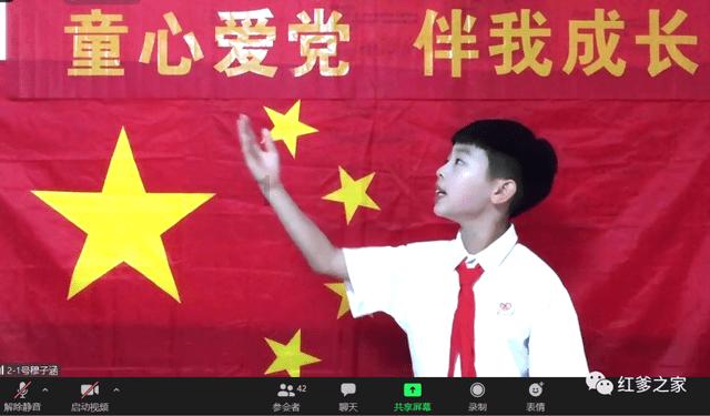 贵州一高速多车相撞,有人打碎挡风玻璃爬出