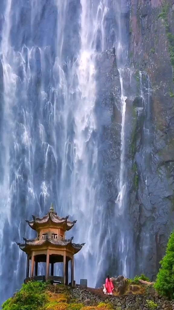 逃离黑与白的房间